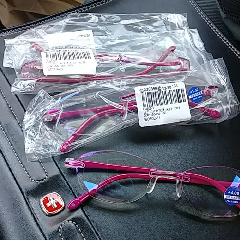 Womens reading glasses. Pink